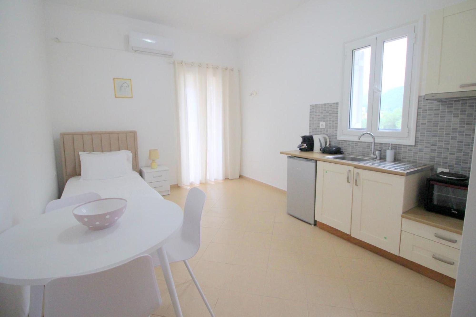 Nefeli'S Apartment Himarë Dış mekan fotoğraf